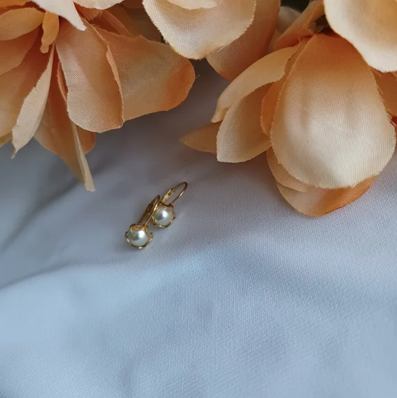 Elegant Gold and Pearl Stud Earrings - Picture 10 of 16